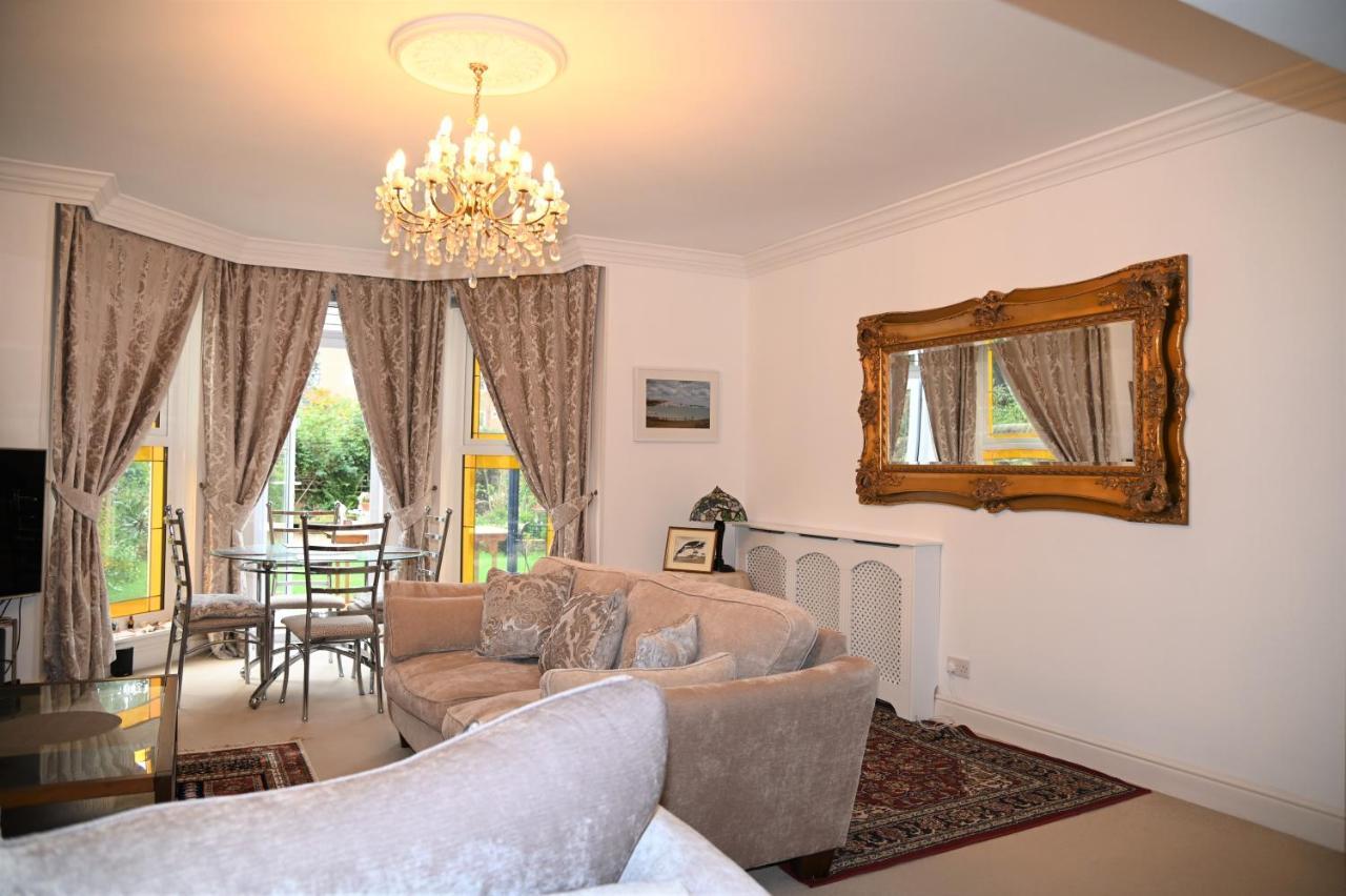 Spacious 3 Minutes To Beach Apartment *