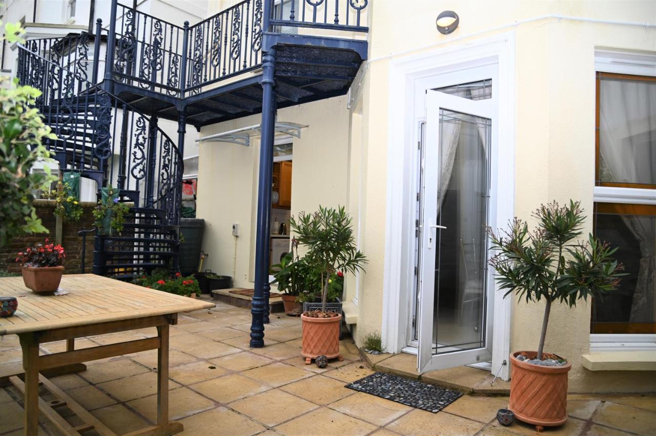 Spacious 3 Minutes To Beach Apartment *