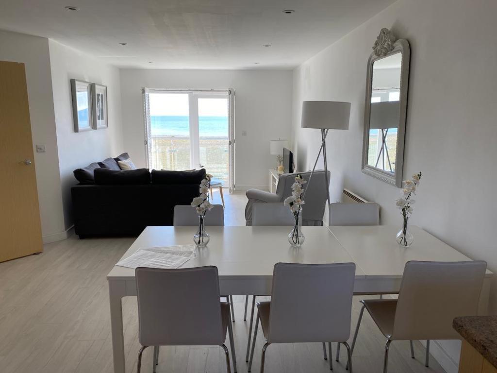 Luxury Beachfront Outstanding 2 Bedroom Apartment