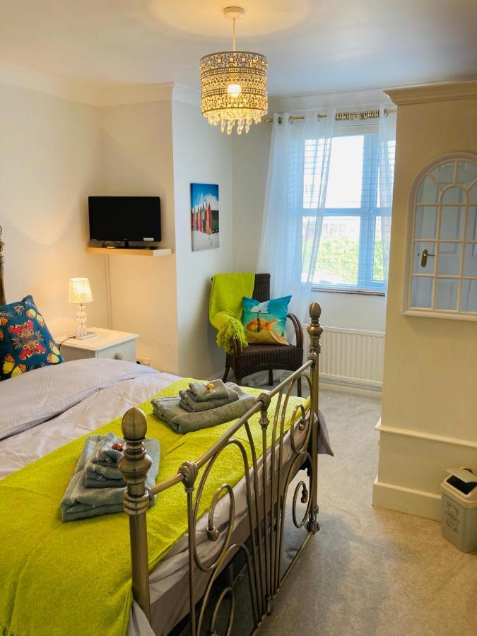 Stunning Seafront House With Garden And Private Parking Holiday home