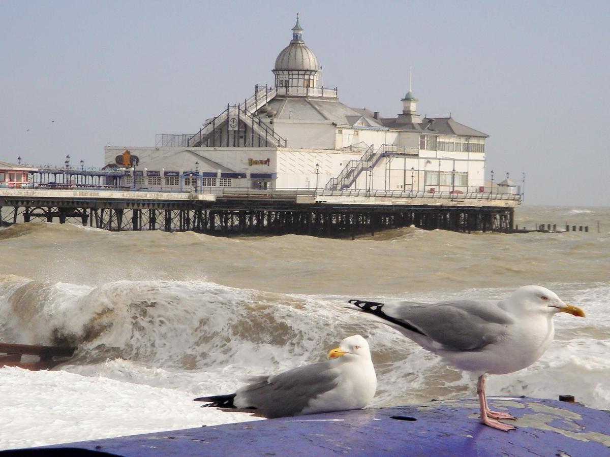 Spacious 3 Minutes To Beach *