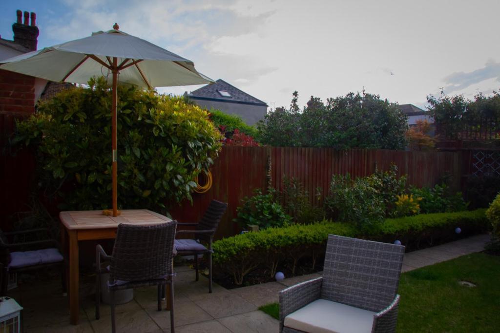 Stunning Seafront House With Garden And Private Parking