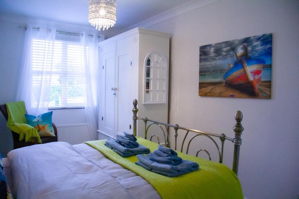 Stunning Seafront House With Garden And Private Parking *