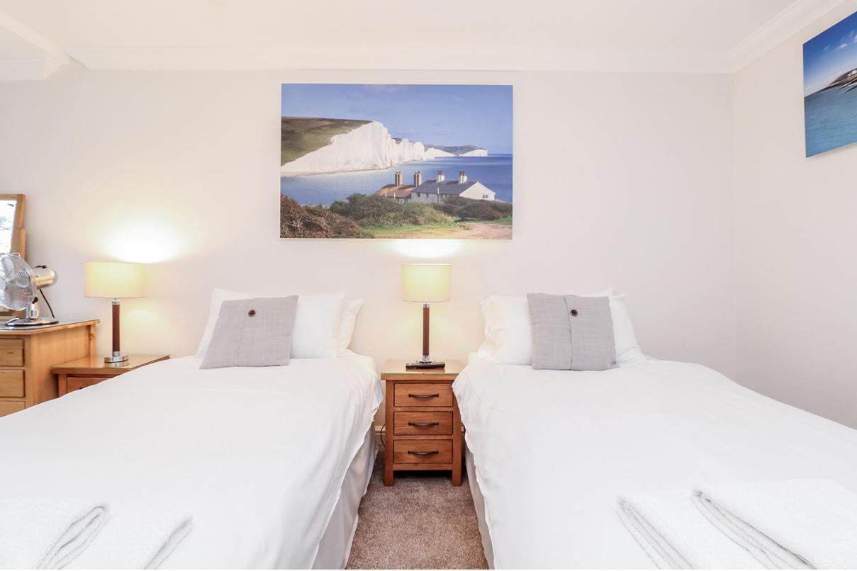 3 Queens Gardens Sea View *