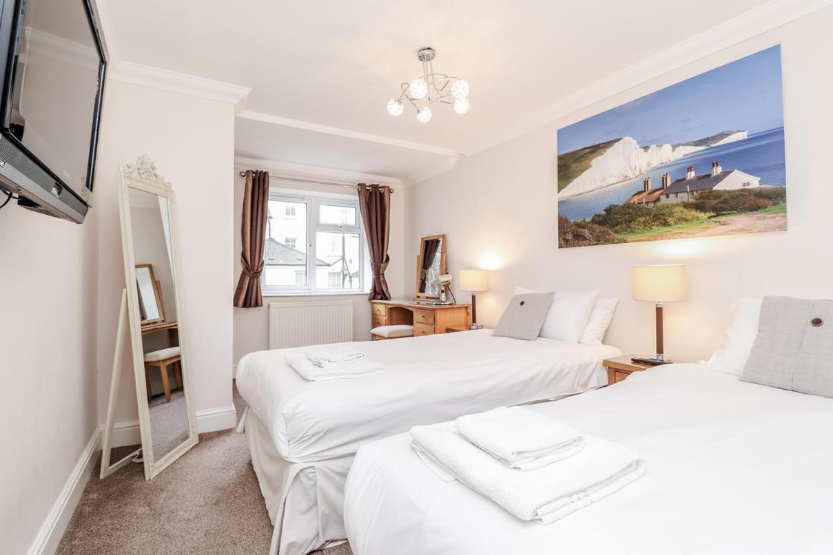 3 Queens Gardens Sea View Apartment *
