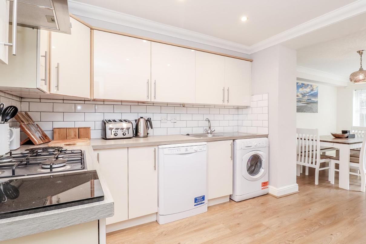 3 Queens Gardens Sea View Apartment *