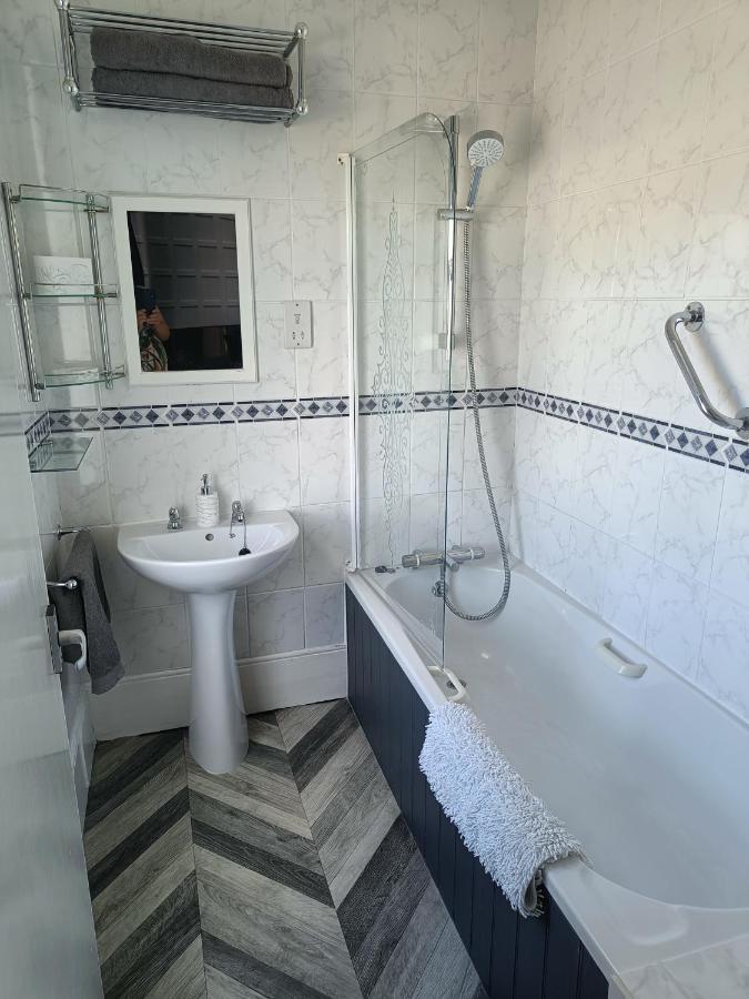 Apartment Swish **** Free Carpark **** Train Station 2 Mins *