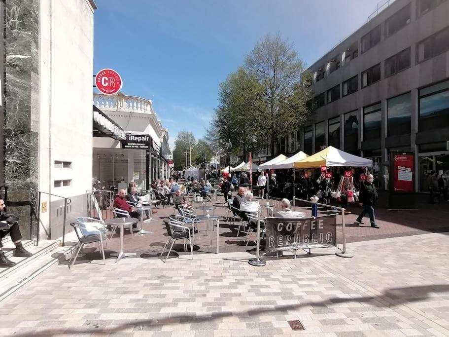 Swanky Pad-free Carpark. E-car Charger. Train Station 2m Walking Apartment *