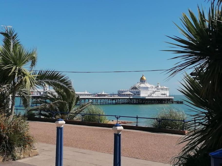 Swanky Pad-free Carpark. E-car Charger. Train Station 2m Walking Apartment Eastbourne