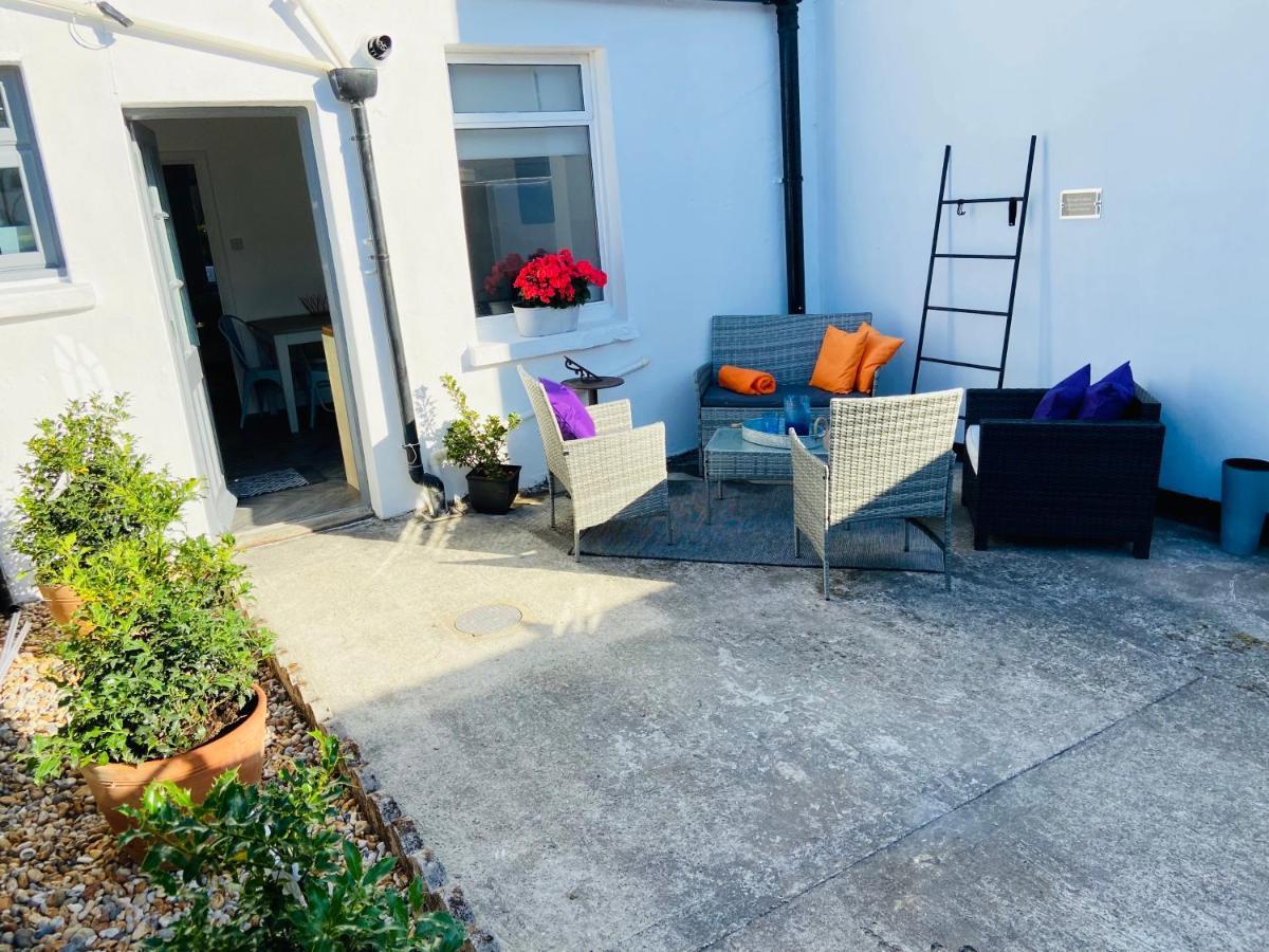 Funky Cozy With Outside Space Eastbourne