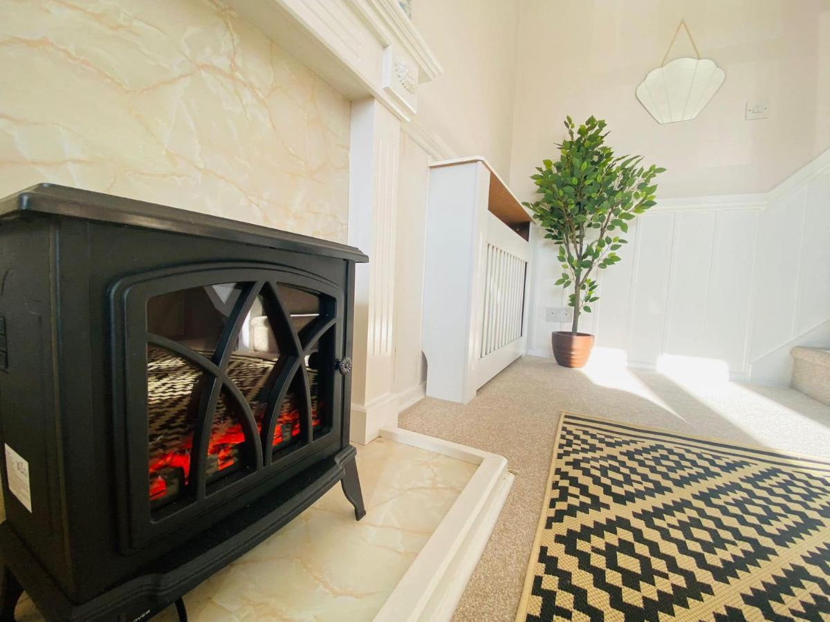 Coastal 2 Bedroom Maisonette With Parking *