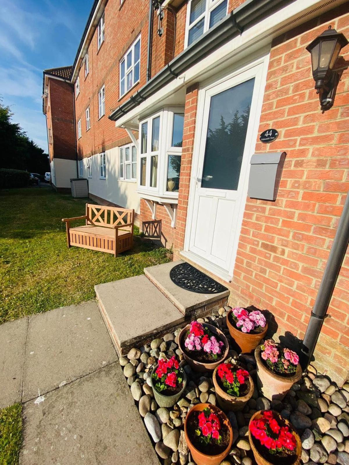 Coastal 2 Bedroom Maisonette With Parking Holiday home *