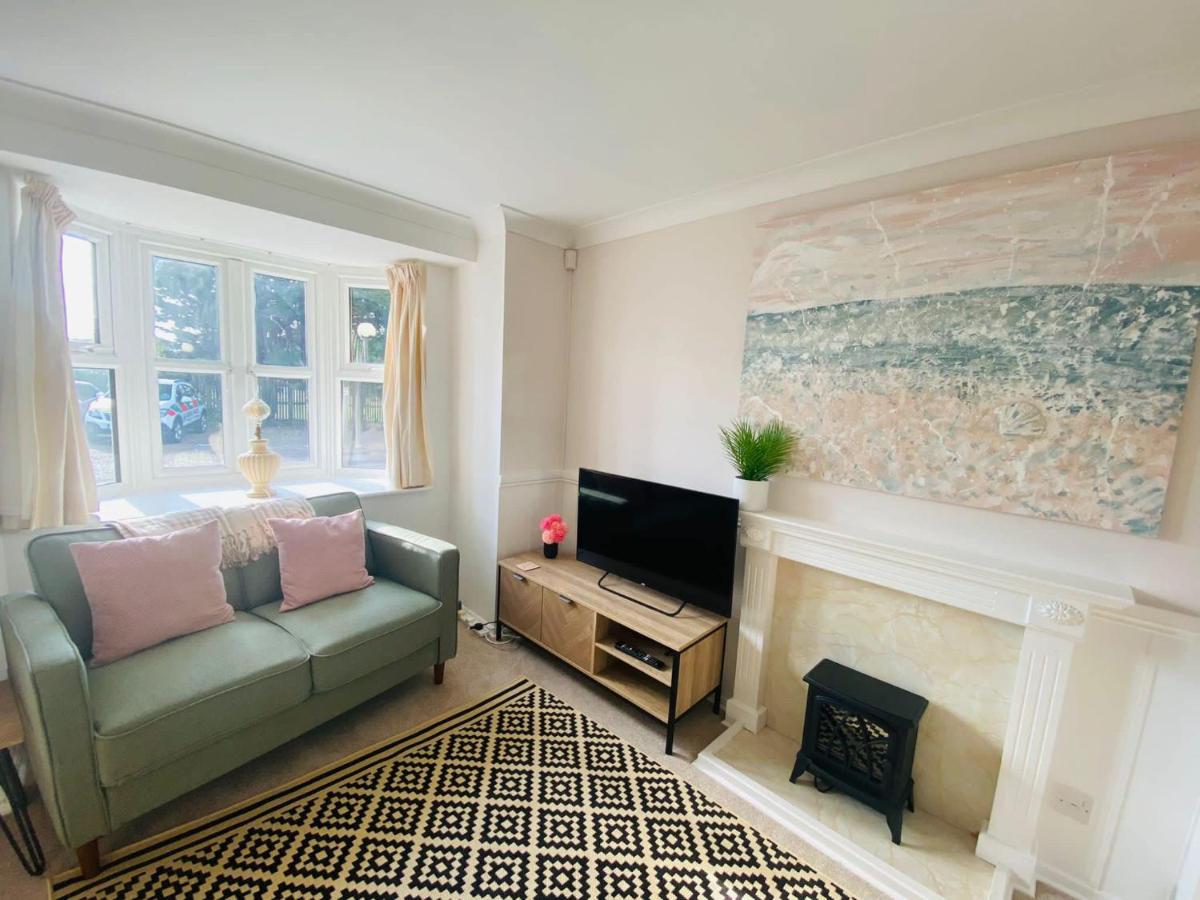 Coastal 2 Bedroom Maisonette With Parking *