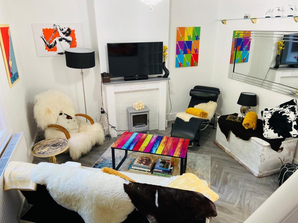 Funky Cozy With Outside Space *