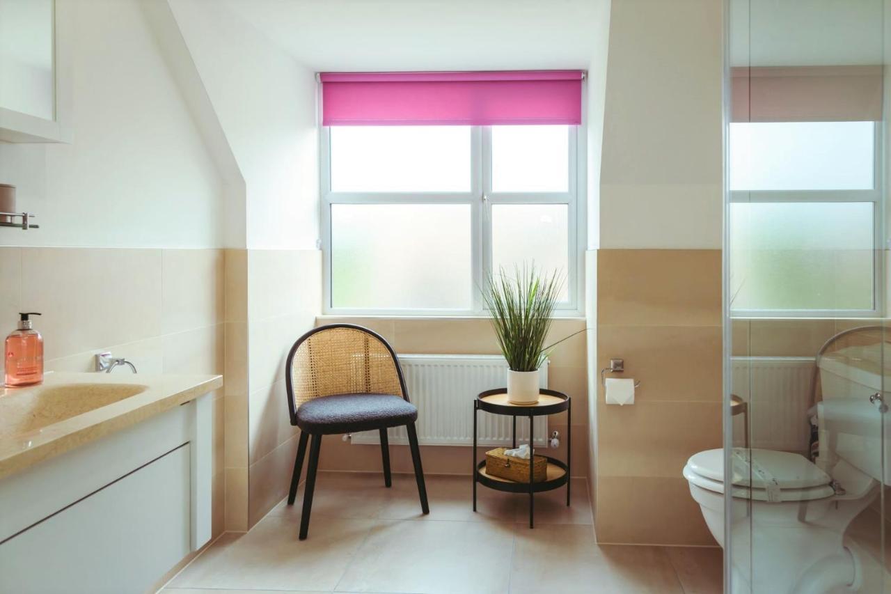 Saffrons Sunset - Central, Chic 2nd Floor Flat Apartment