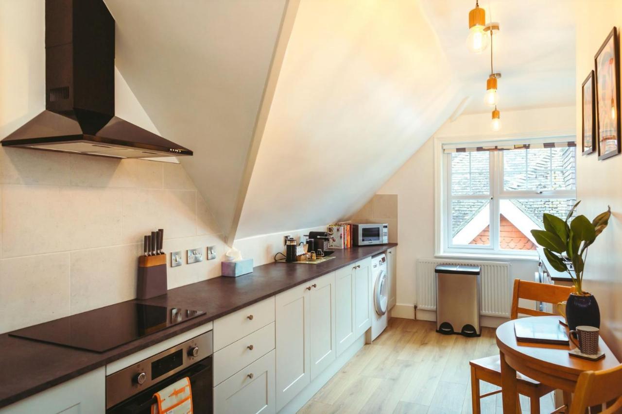 Saffrons Sunset - Central, Chic 2nd Floor Flat Apartment