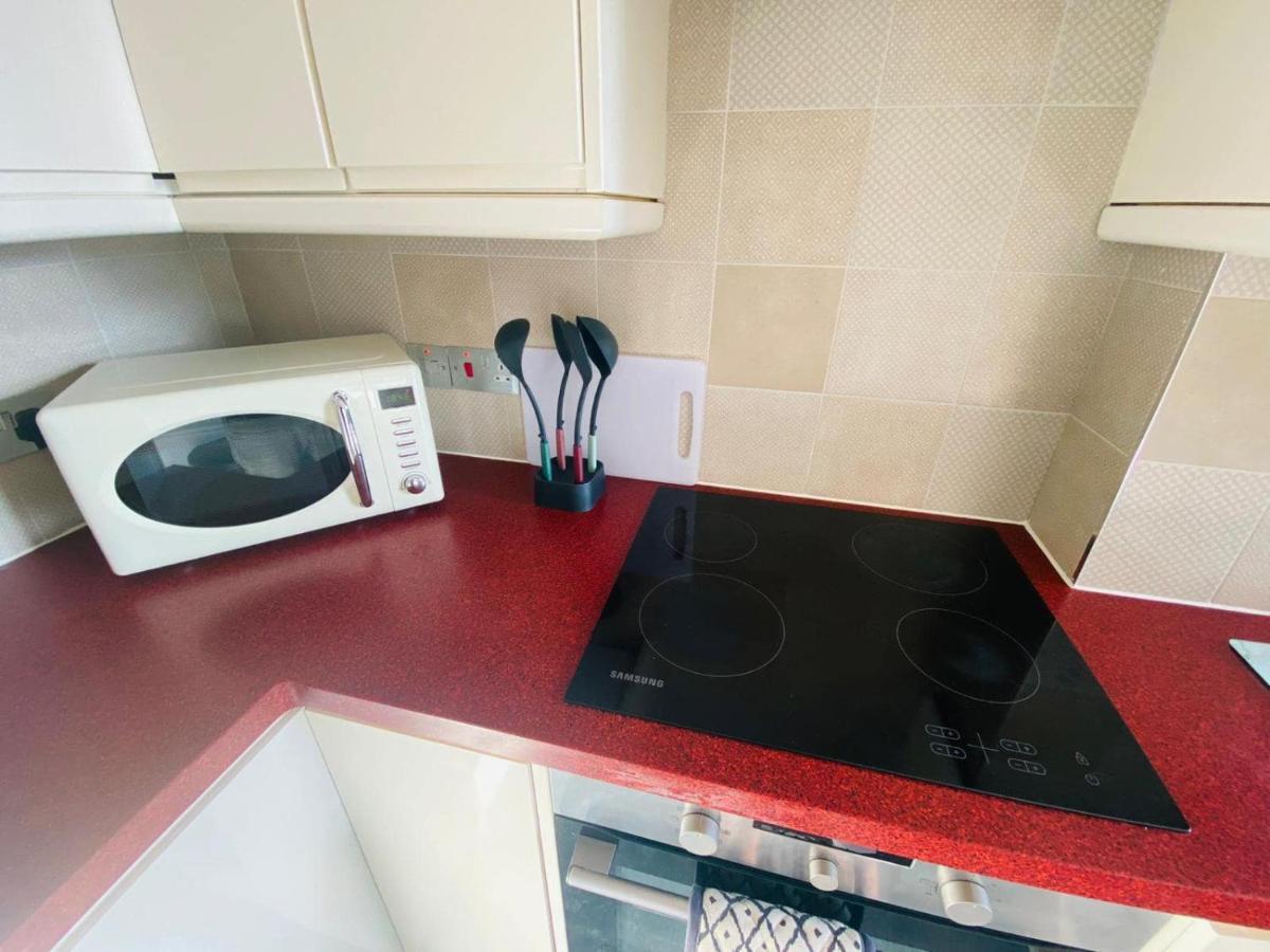 Holiday home Coastal 2 Bedroom Maisonette With Parking *
