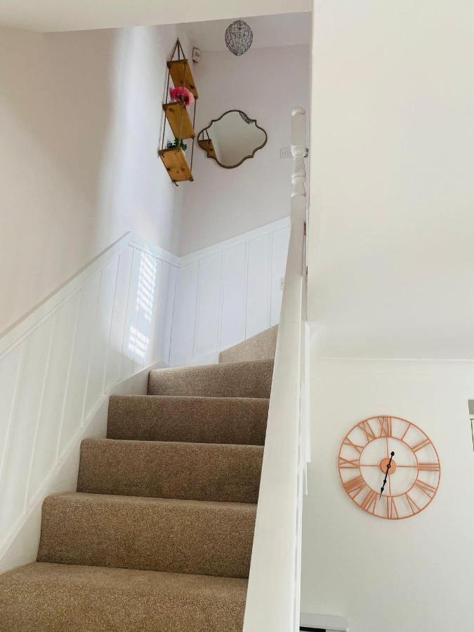 Holiday home Coastal 2 Bedroom Maisonette With Parking *