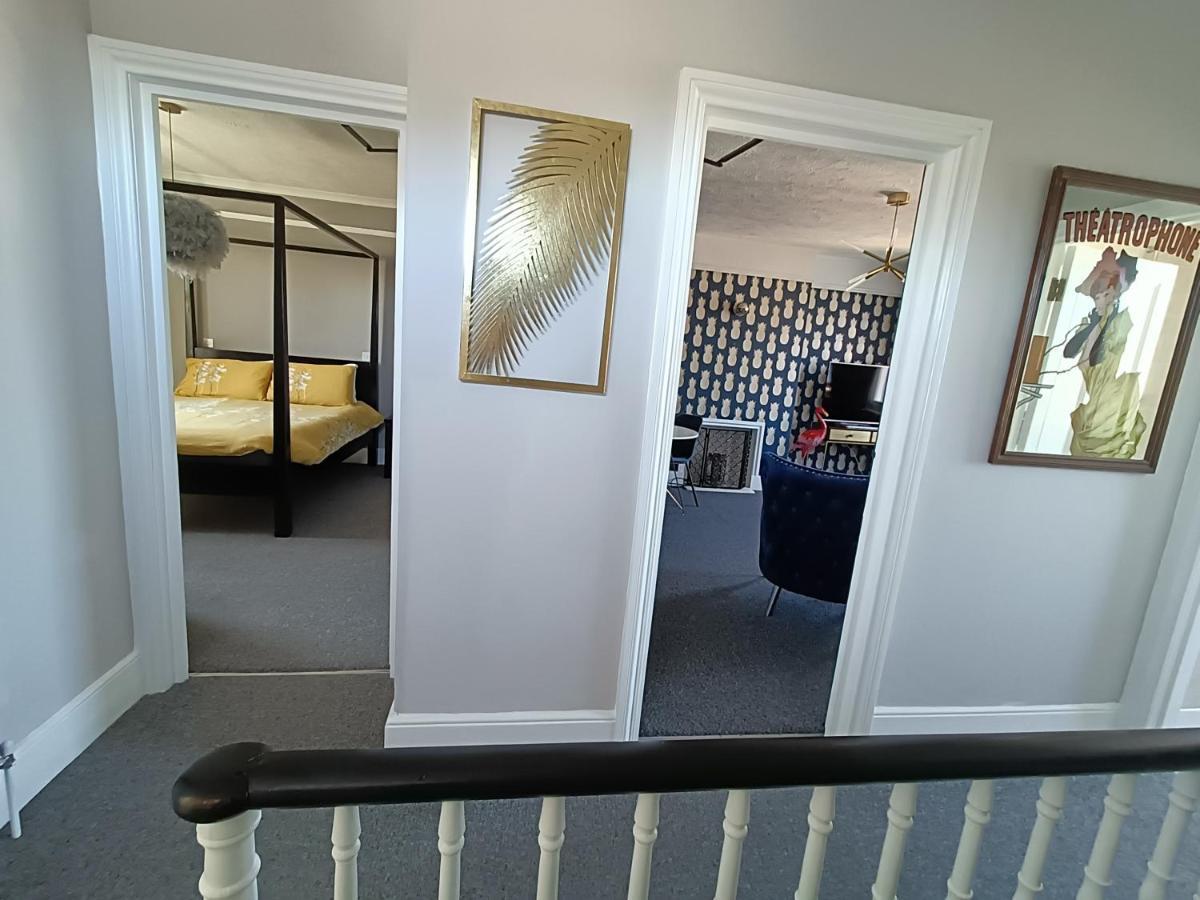 Apartment Swanky Pad-free Carpark. E-car Charger. Train Station 2m Walking