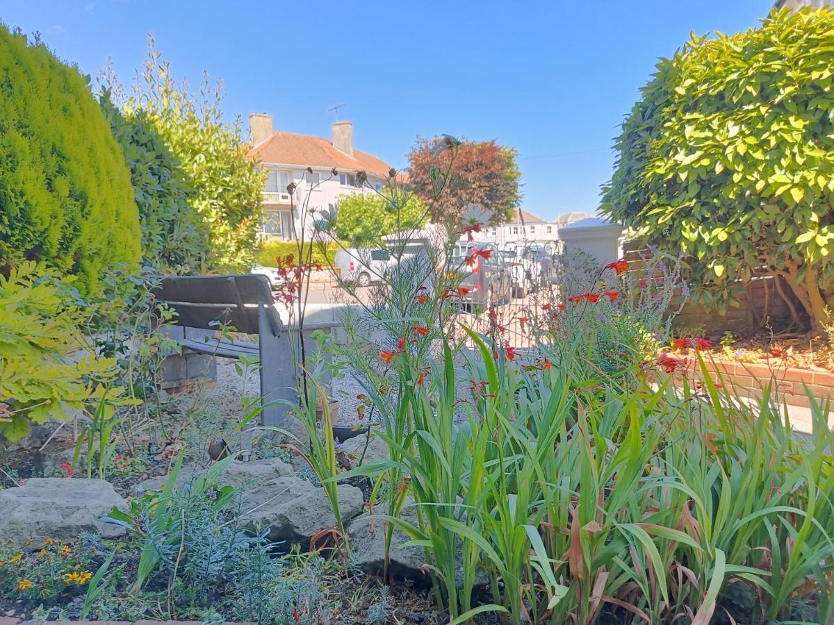 Apartment Swanky Pad-free Carpark. E-car Charger. Train Station 2m Walking *