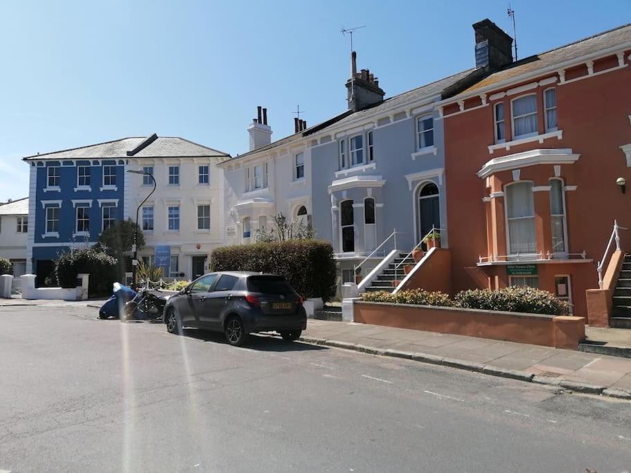 Apartment Swanky Pad-free Carpark. E-car Charger. Train Station 2m Walking *