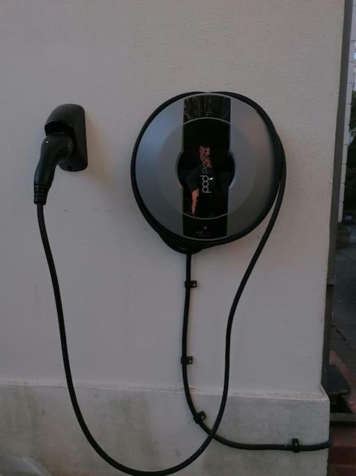 Swanky Pad-free Carpark. E-car Charger. Train Station 2m Walking Apartment