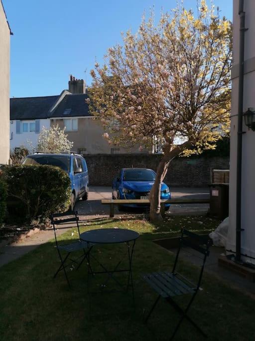 Apartment Swanky Pad-free Carpark. E-car Charger. Train Station 2m Walking Eastbourne