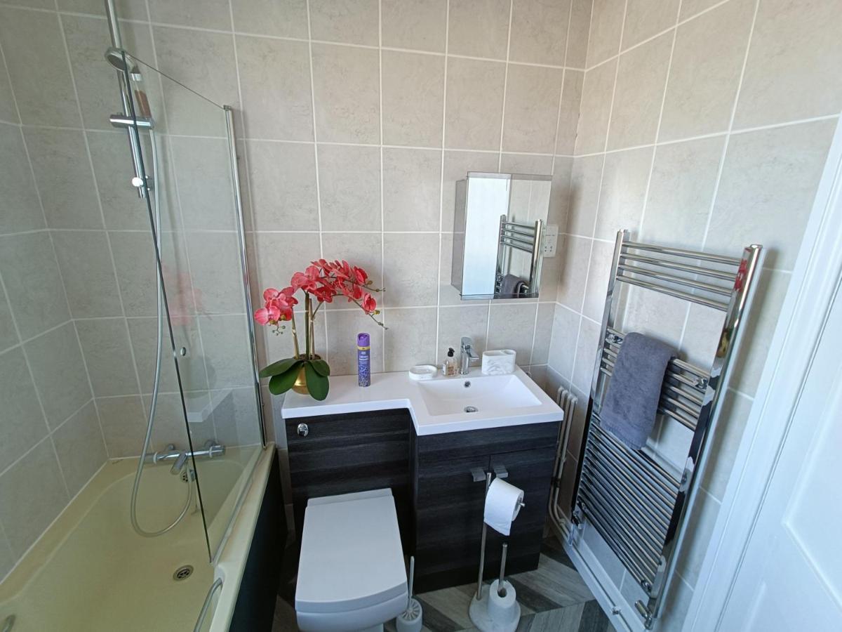 Swanky Pad-free Carpark. E-car Charger. Train Station 2m Walking Apartment Eastbourne