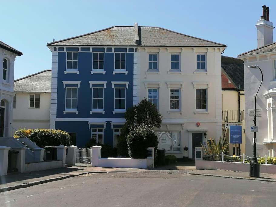 Swanky Pad-free Carpark. E-car Charger. Train Station 2m Walking
