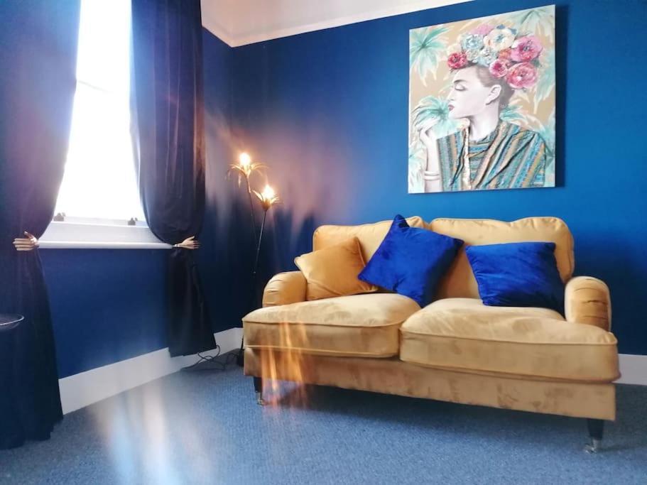 Swanky Pad-free Carpark. E-car Charger. Train Station 2m Walking Apartment Eastbourne