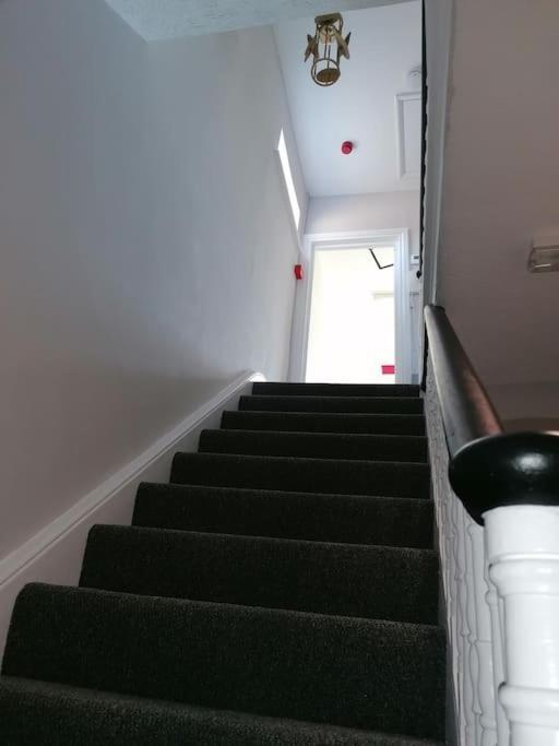 Swanky Pad-free Carpark. E-car Charger. Train Station 2m Walking *
