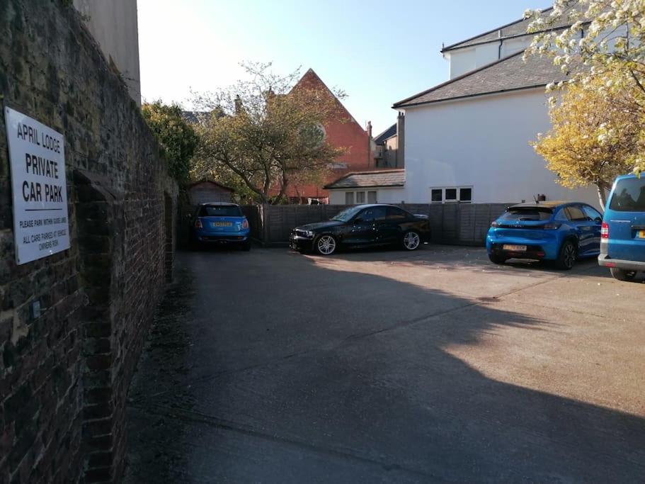 Swanky Pad-free Carpark. E-car Charger. Train Station 2m Walking * Eastbourne