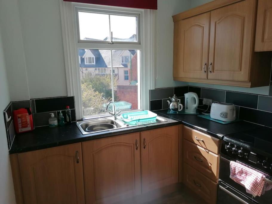 Apartment Swanky Pad-free Carpark. E-car Charger. Train Station 2m Walking *