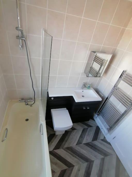 Apartment Swanky Pad-free Carpark. E-car Charger. Train Station 2m Walking