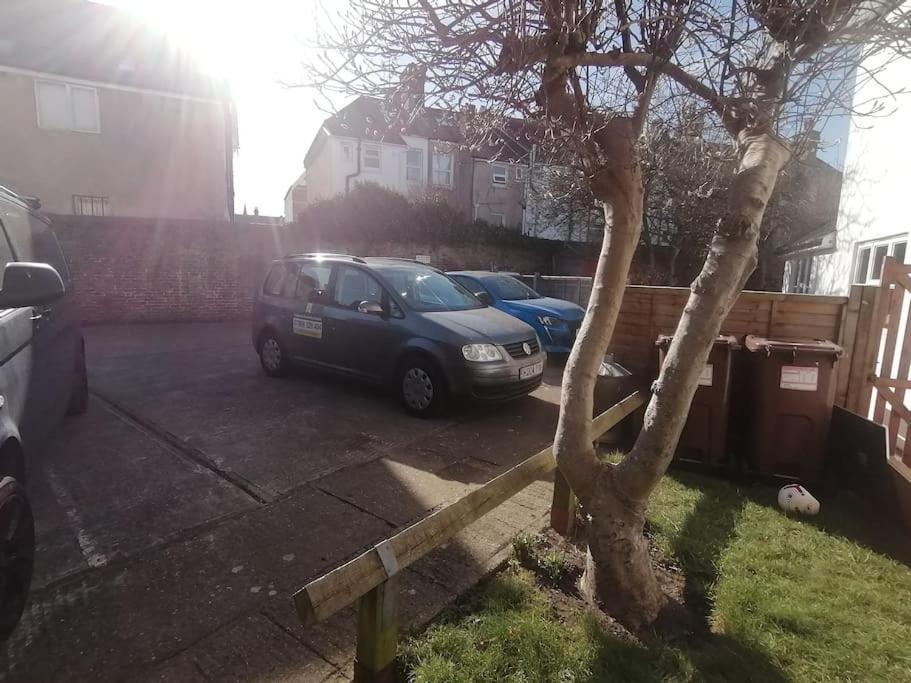 Apartment Swanky Pad-free Carpark. E-car Charger. Train Station 2m Walking *