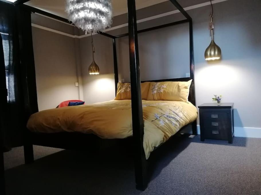 Swanky Pad-free Carpark. E-car Charger. Train Station 2m Walking *