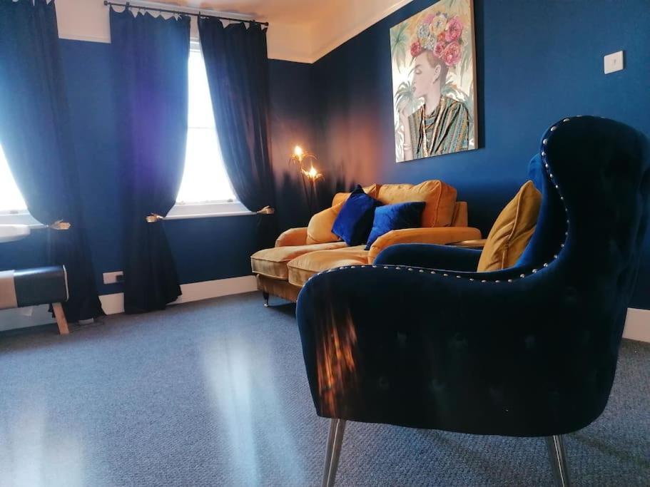 Swanky Pad-free Carpark. E-car Charger. Train Station 2m Walking Apartment *