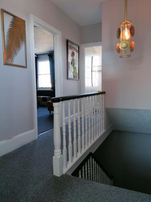 Swanky Pad-free Carpark. E-car Charger. Train Station 2m Walking Apartment Eastbourne