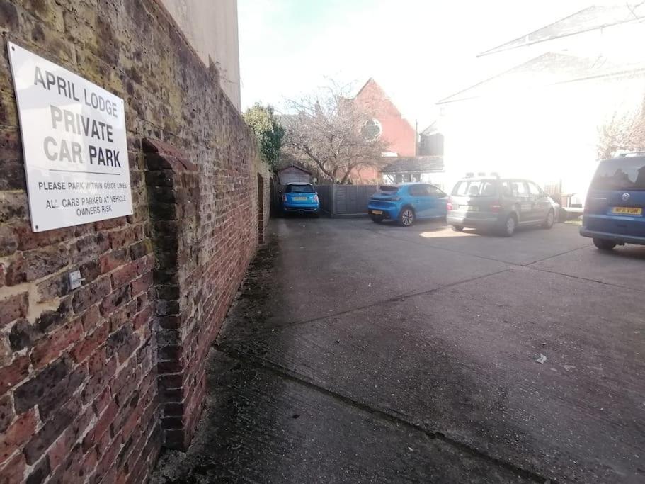Swanky Pad-free Carpark. E-car Charger. Train Station 2m Walking *