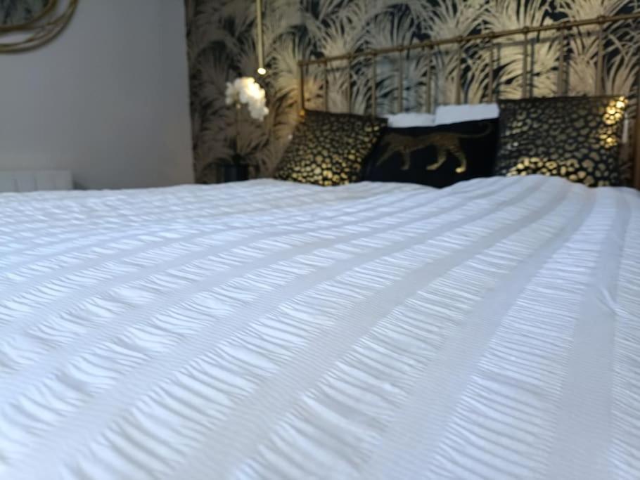 Bourne Street No 6 - 2nd Floor Ensuite Near Beach Apartment