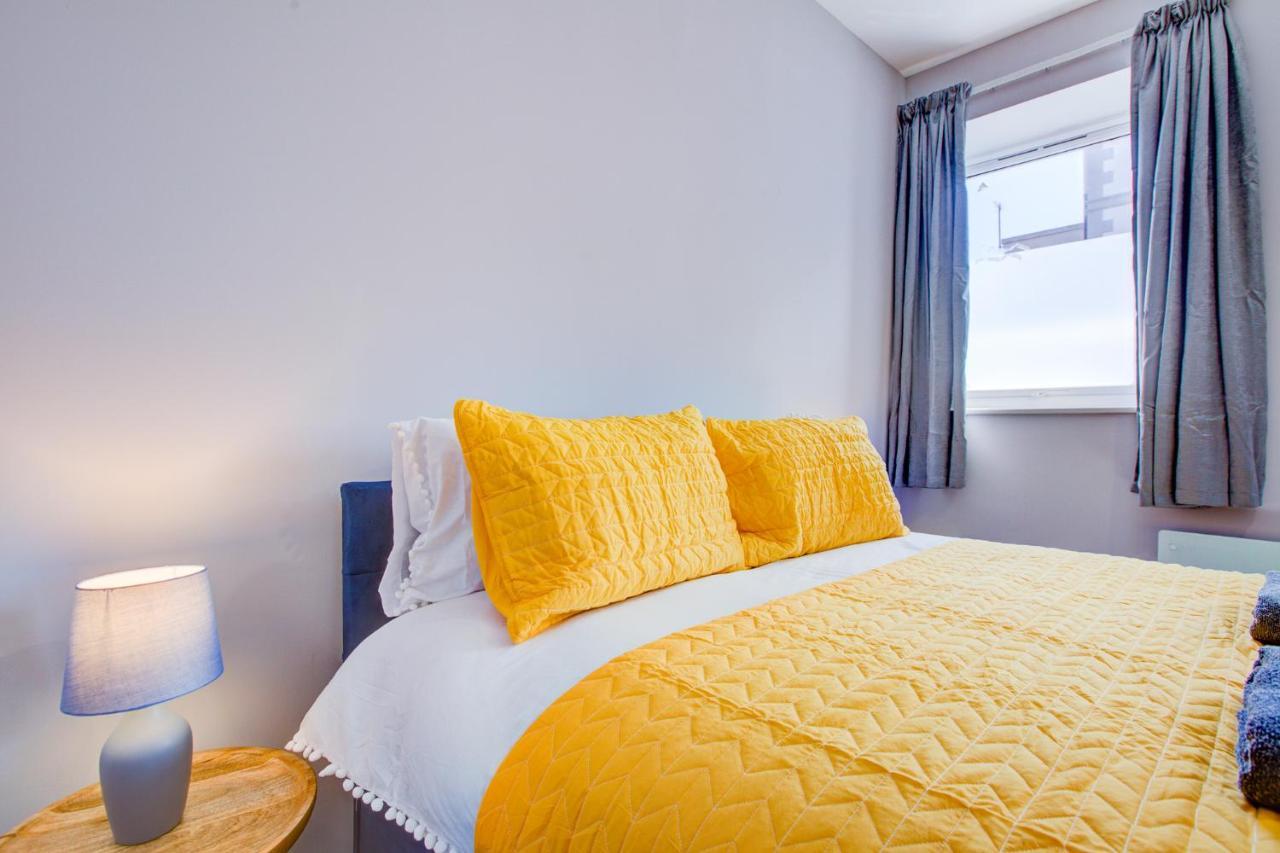 Spacious And Modern 1 Bed 1 Bath In The Heart Of Apartment *