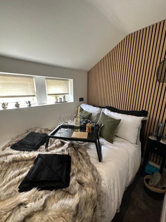 Boutique Nights Willow Aparthotel