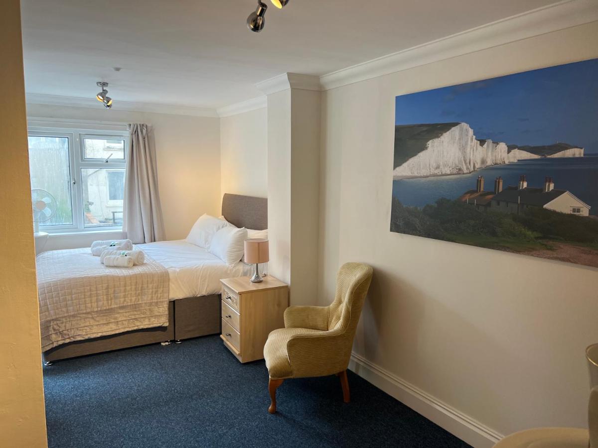 One Queens Gardens, Sea View Apartment, Eastbourne. Apartment *