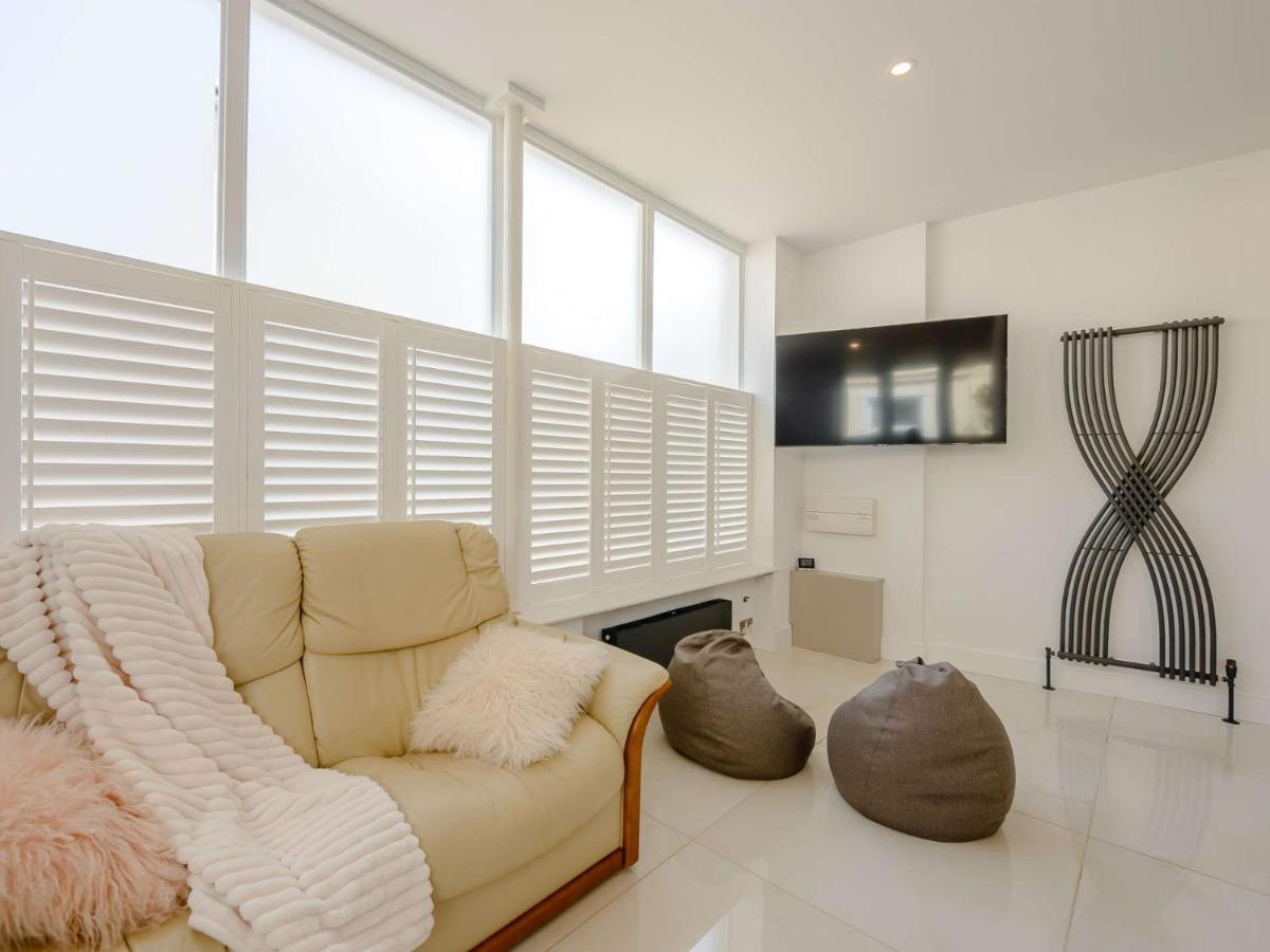 2 Bed In 88874 * Eastbourne
