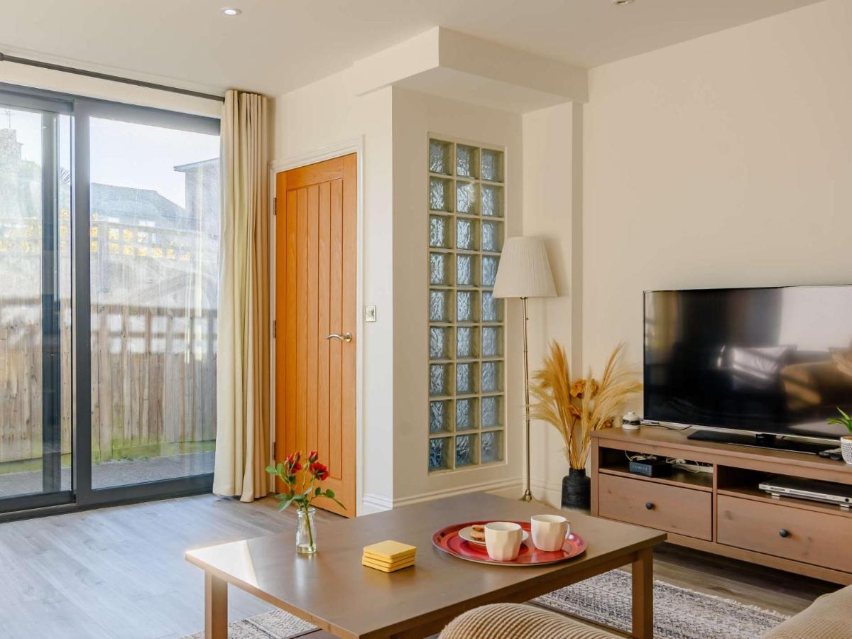 3 Bed In Ehc11 * Eastbourne