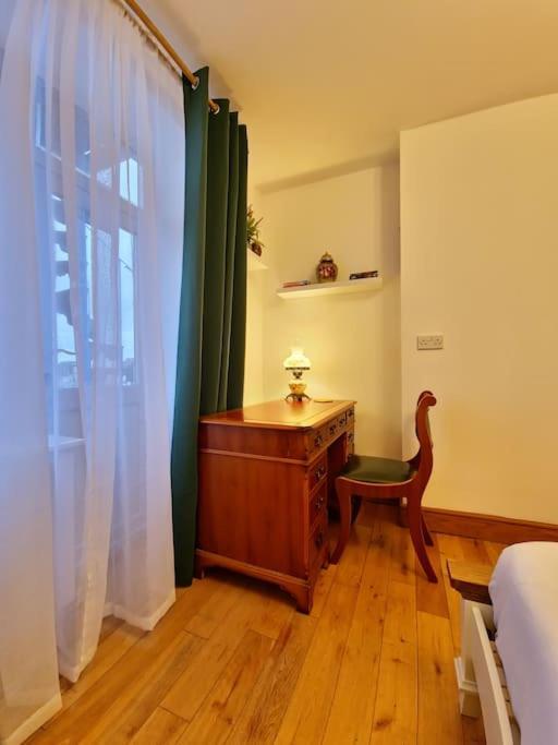 The Three Musketeers, Porthos Apartment