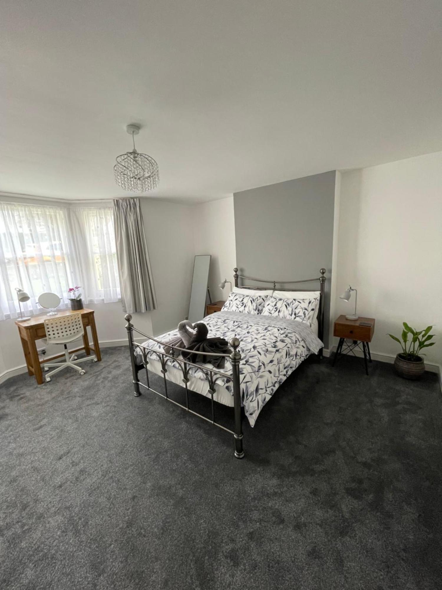 Garden Flat In 'little Chelsea' Apartment *