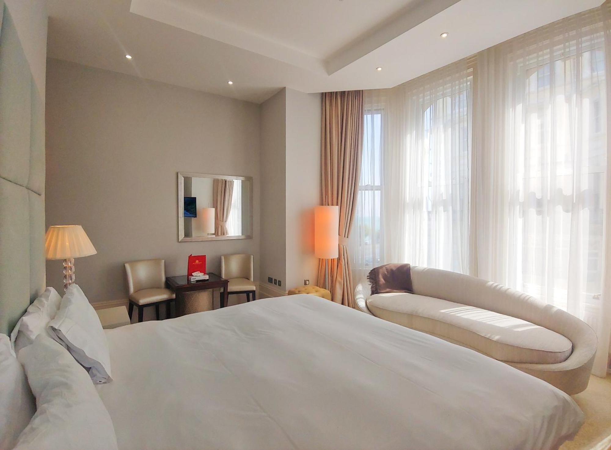 The Chatsworth 5*