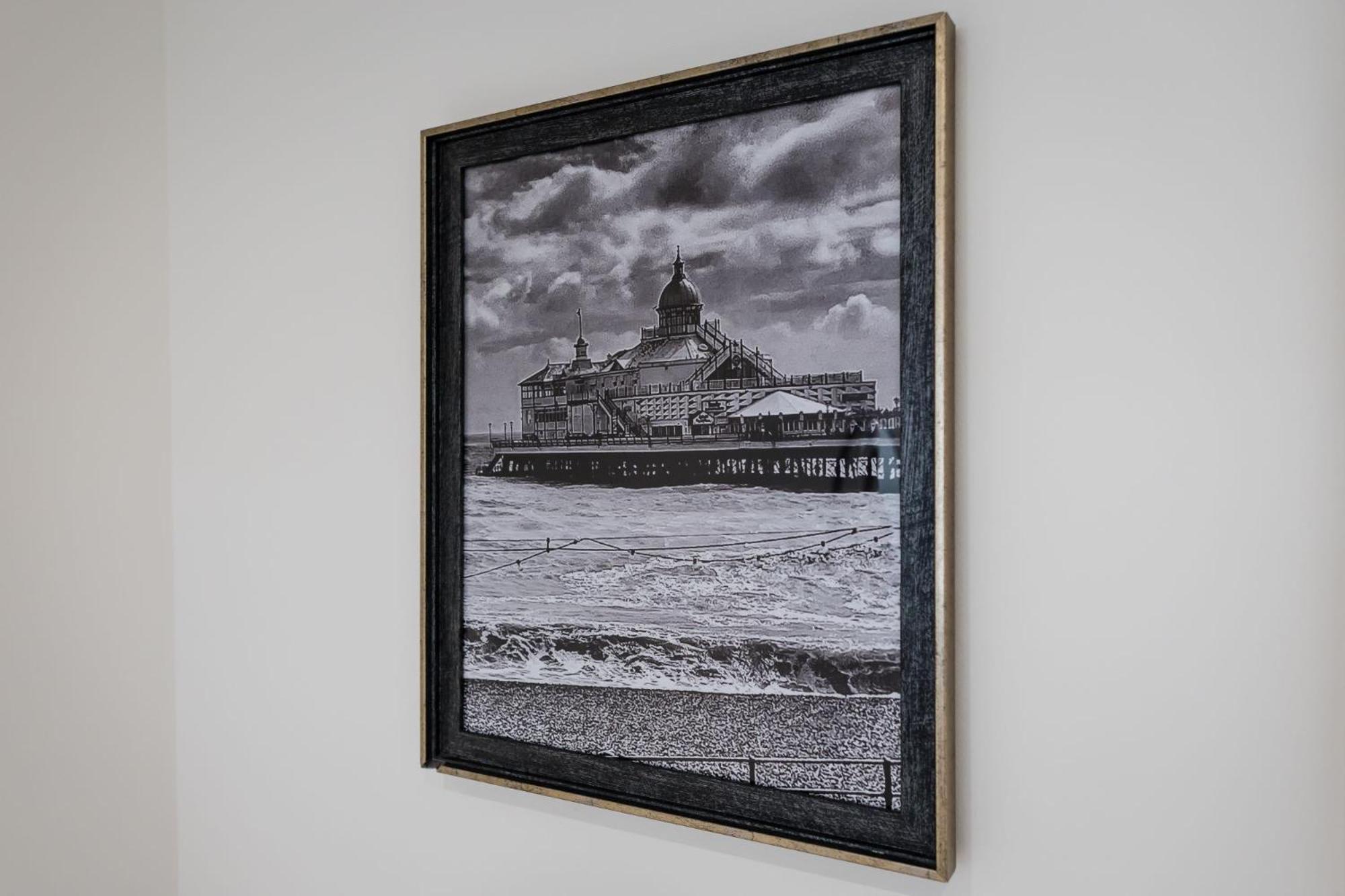 Pier View - Stylish Flat With Sea Views Apartment *