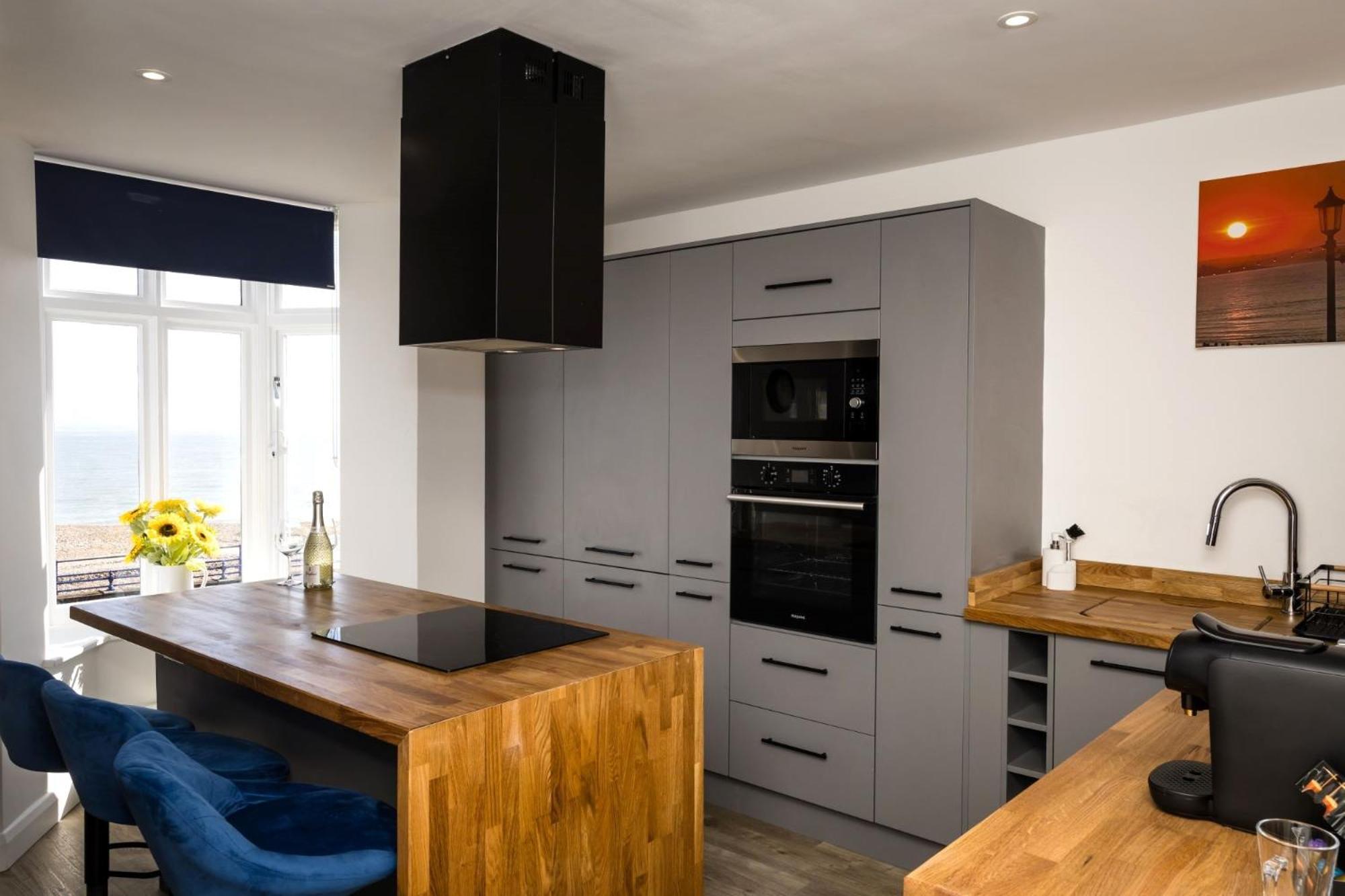 Pier View - Stylish Flat With Sea Views